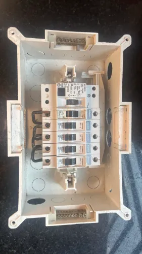 Quadro elétrico com os seguintes disjuntores