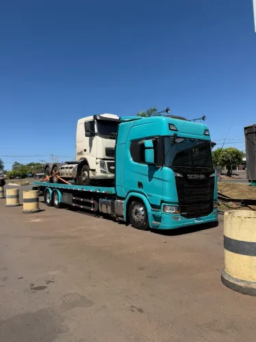 Scania G370 com plataforma
