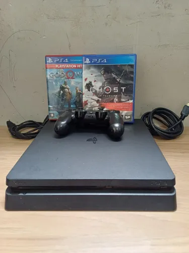 PS4 Slim 500GB + God of War + Ghost of Tsushima + Controle