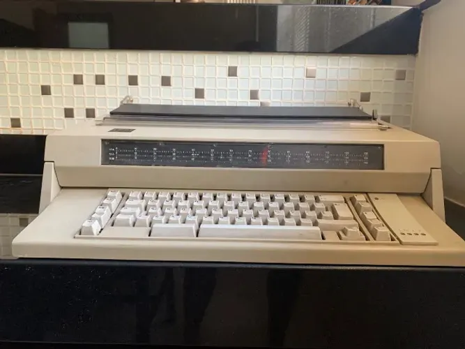 Máquina de escrever eletrônica IBM 6746