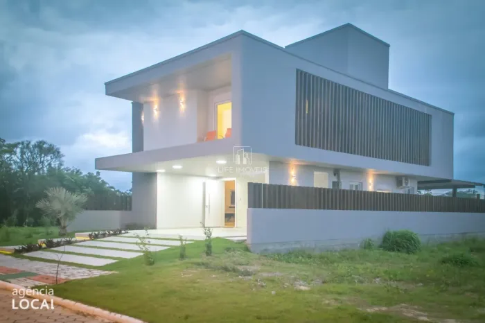 Casa alto padrão à venda no Rosa Internacional em Garopaba/SC com 3 suítes e piscina aquec