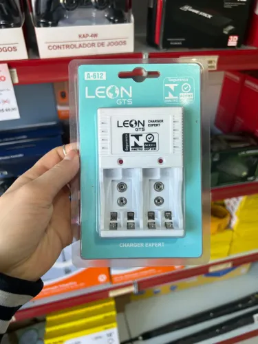 Carregador de tomada Bivolt para pilhas AA ou AAA