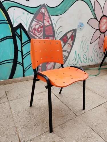 Cadeira empilhável reforçada para recepção cor laranja