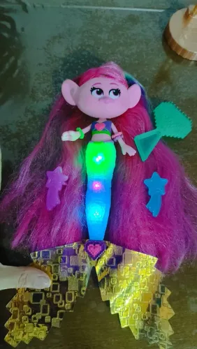 Boneca Hasbro da Techno Sereia Poppy, inspirada no filme Trolls World Tour.