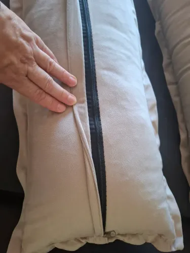 VENDO ALMOFADA COMPRIDA COM CAPA REMOVÍVEL COM ZIPER LAVÁVEL 80cm × 30 cm