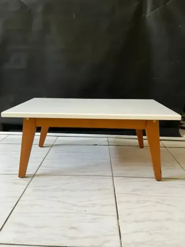 Mesa de centro branca em madeira seminova