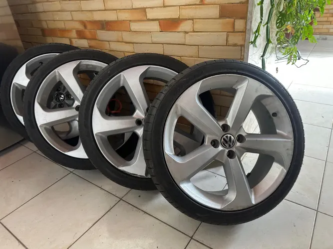 Roda aro 18 4x100 com pneus 215/40