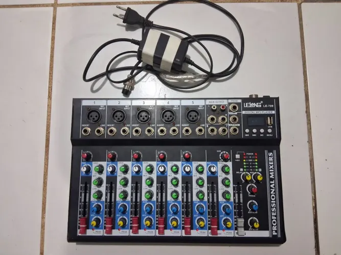 VENDO UMA MESA DE SOM PROFISSIONAL 6 CANAIS.