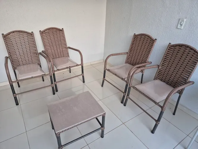 Conjunto cadeira e mesa de centro área externa