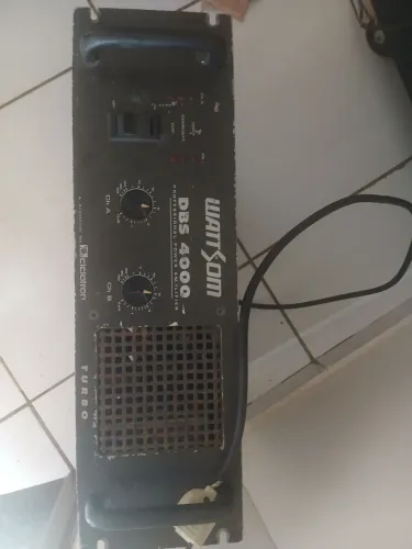 Vendo caixa de som e mesa completo