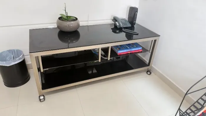 Rack/aparador em aço escovado e vidro preto 1,20m