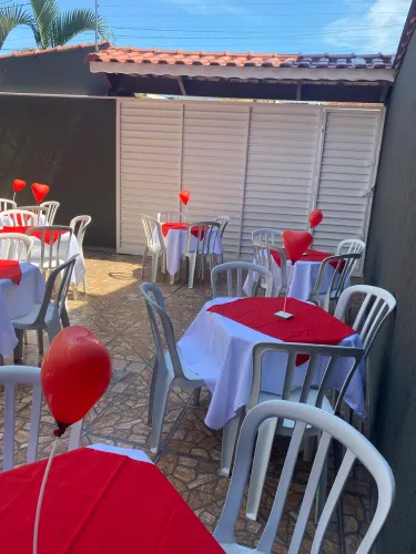Mesas e cadeiras e brinquedos para festa