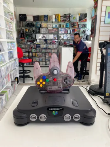 CONSOLE NINTENDO 64 PRETO + CONTROLE ROXO TRANSLUCIDO SEMINOVO - N64