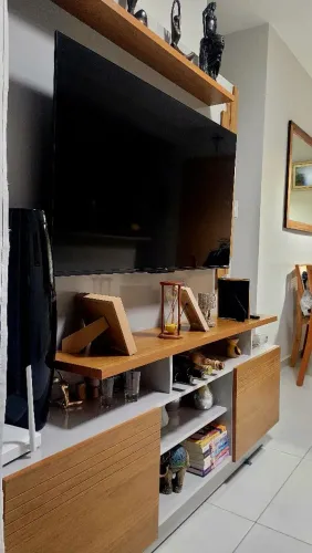 Painel MDF para TV com rack integrado em MDF, peça única, moderno e funcional