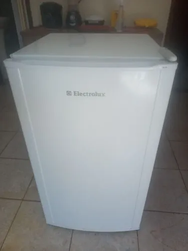 Frigobar semi novo Eletrolux 120 litros, funcionando 100% na loja 1.600,00 aceito 800,00