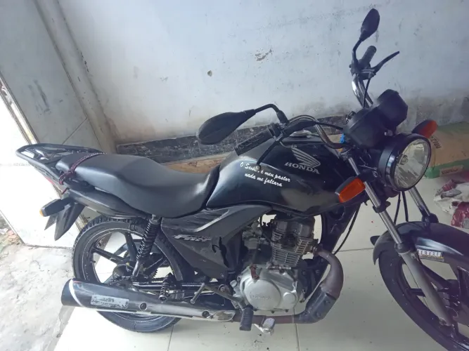A moto está toda revisada,toda conservada pega todos os pisca ,