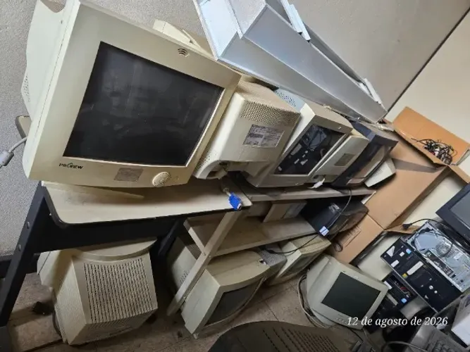 Lote de computadores, monitores impressoras diversos para retirada de peças ou reparo