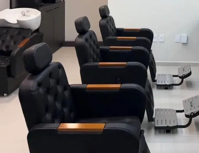 Vendo 4 cadeiras BARBEIRO e 1 Lavatório