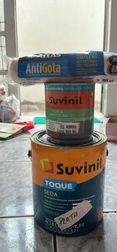 Vendo duas tintas e um rolo