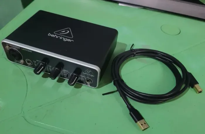Interface De Áudio Behringer U-phoria Umc22