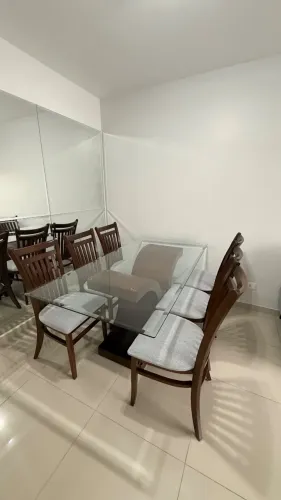 Mesa de Jantar com Tampo de Vidro + 6 Cadeiras - R$ 1.800