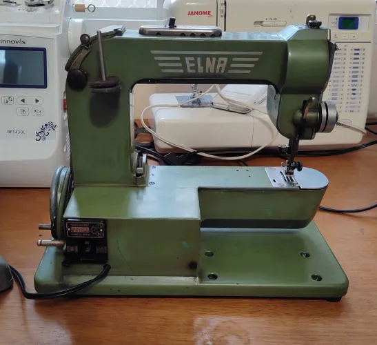 Máquina De Costura Antiga Elna 1 "Gafanhoto" Suíça - Vintage Anos 40/50