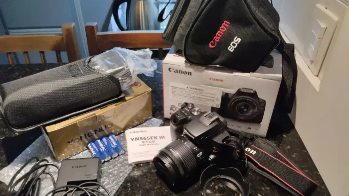 Canon EOS Rebel SL3 + Flash Yongnuo YN565EX III + Cartão 64GB | Excelente Estado