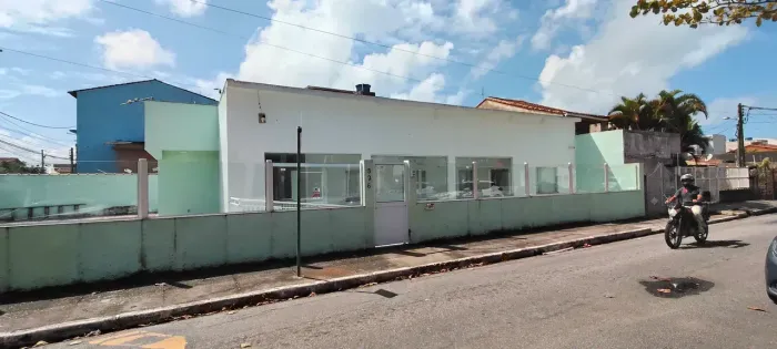 LOCAÇÃO EXCELENTE CLINICA DE ESQUINA NO CENTRO DA CIDADE COM 330m² e 11 SALAS PORTEIRA FE