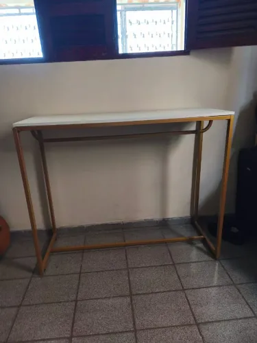 Mesa aparadora em mdf com base em metalon 