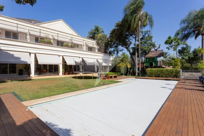 Casa à venda no Jardim Guedala, 1100m², 5 suítes, gazebo, jardim, piscina com cobertura, p