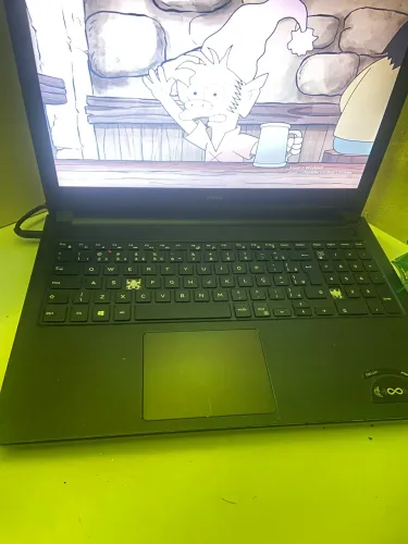 Notebook Dell 15,6?, funciona perfeitamente, tela grande Bateria viciada vai c carregador