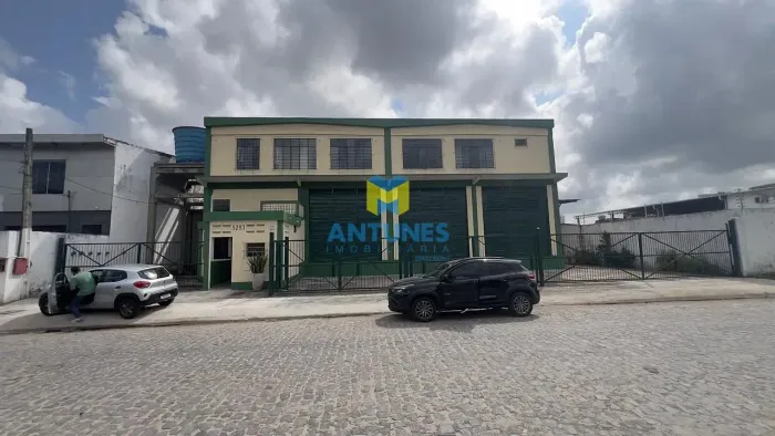 Alugue galpão na Caxangá com doca de 828m², bairro da Várzea