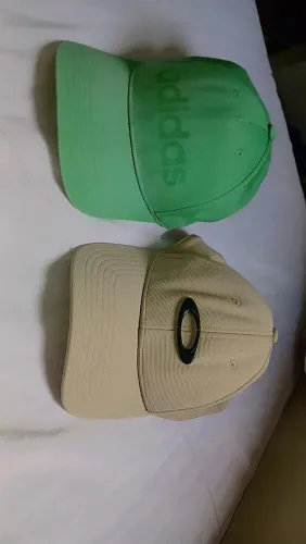 Boné Adidas Daily e Oakley Tican 