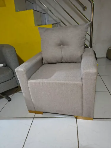 Poltrona decorativa em linho bege