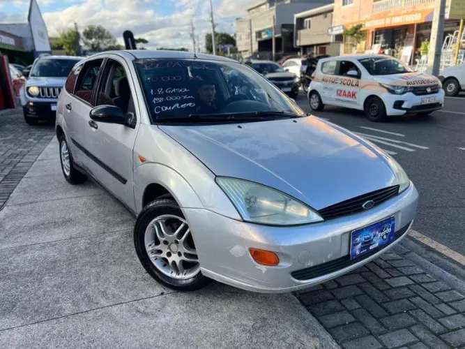 Ford Focus 1.8 16V 5P 2002