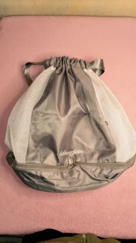 Mochila compacta cinza estilo saco