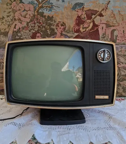 Antiga televisor vintage da marca Philco Ford, sem teste para decoração