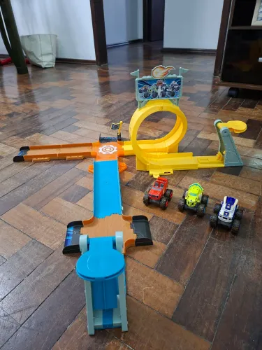 Pista de Corrida Blaze Monster Machine, com 3 carros de ferro.
