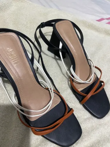 Vendo sandália de salto, marca: SANDELLY