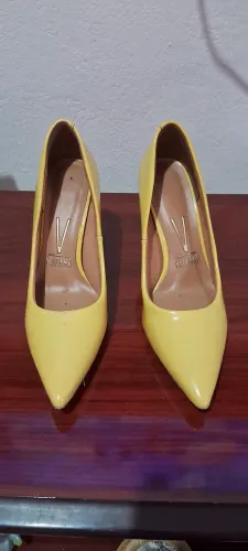 Scarpin amarelo e salto alto preto