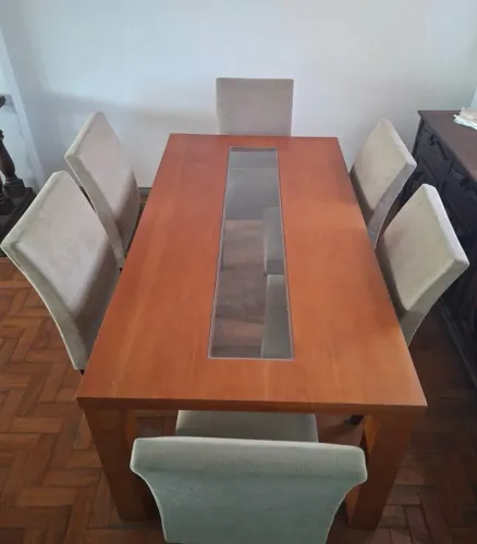 LINDA MESA MADEIRA E CENTRO DE VIDRO COM 6 CADEIRAS, novíssima! Pra sair rápido! Mudança!