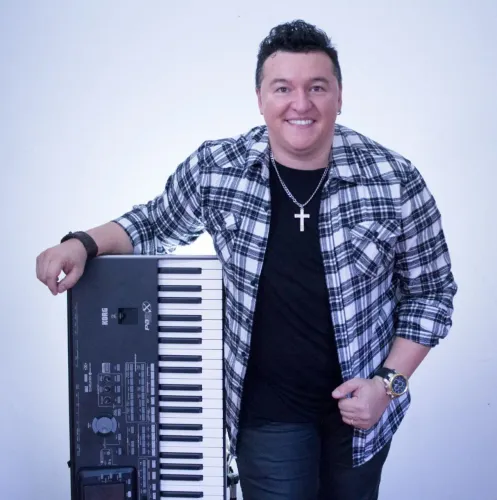CANTOR TECLADISTA DE GOIÂNIA PARA SEU EVENTO
