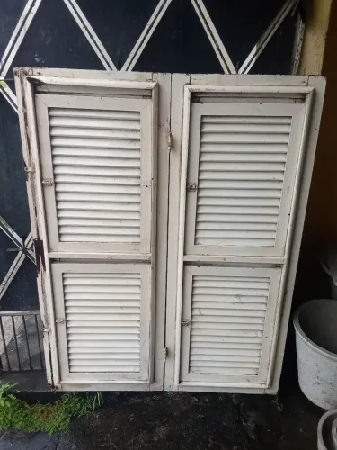 Janela veneziana bem conservada 