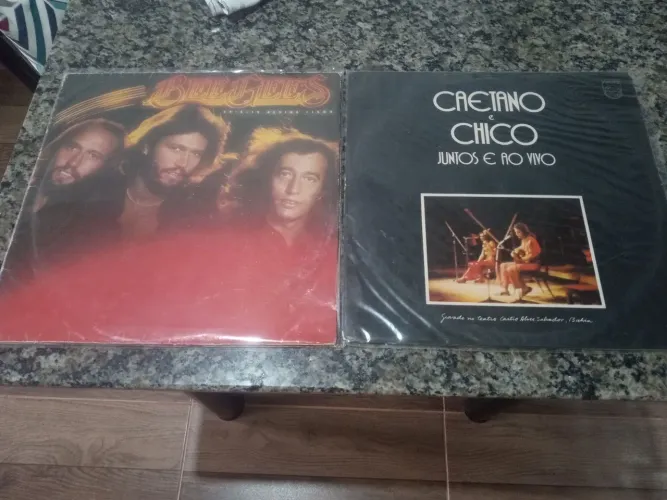 Disco Bee Geees 1979 & Caetano e Chico ao vivo + compacto 1972
