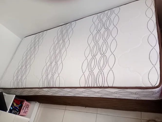 Vendo cama de solteiro de mola 