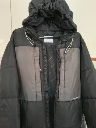 Jaqueta puffer Bershka (linha 2thousandone), preta com cinza, com capuz, tamanho M.