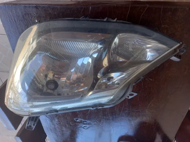 FAROL ETIOS LADO ESQUERDO 