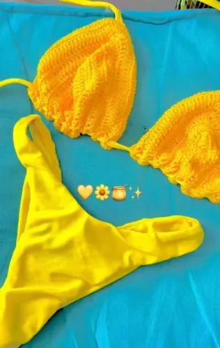 Biquini amarelo detalhe crochê
