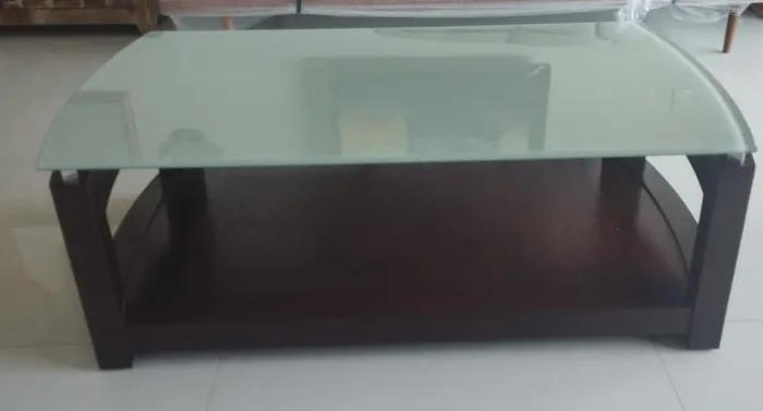 MESA DE CENTRO em MADEIRA e VIDRO