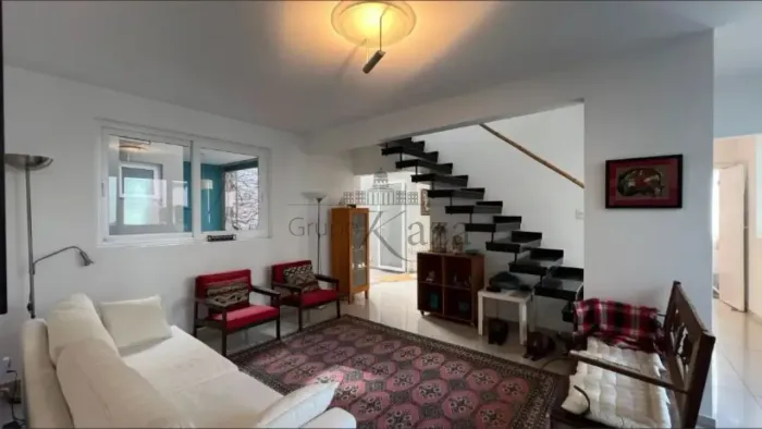 Casa de Vila - Jardim Paulista - 3 Suítes - 160m².